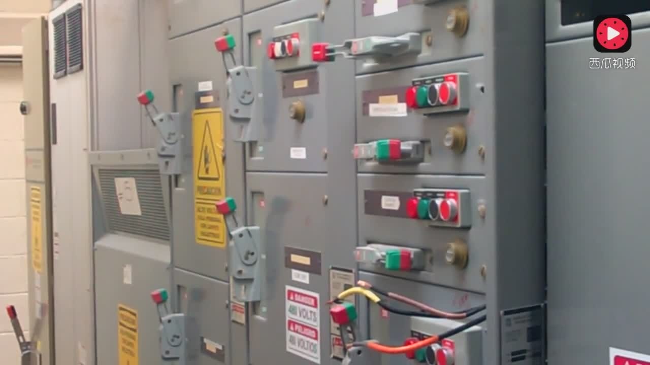 實(shí)拍國(guó)外工程師檢修控制配電柜與配電箱